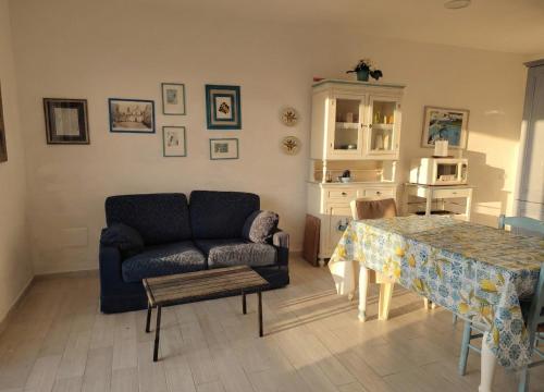 un soggiorno con un divano e un tavolo di Da Marilena a Sorso