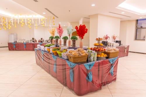 um bufê com frutas e verduras expostas em uma sala em فندق ميزاب السابق 2 em Meca