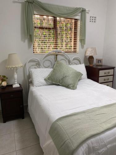 Ένα ή περισσότερα κρεβάτια σε δωμάτιο στο Through the Window