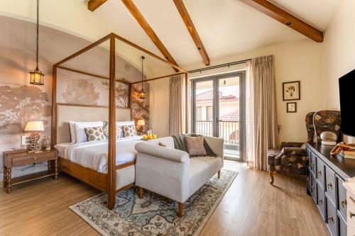 Ένα ή περισσότερα κρεβάτια σε δωμάτιο στο ELIVAAS Casa Bonita 4BHK Hideaway with Private Pool