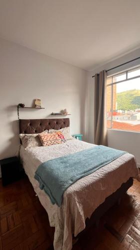 Una cama o camas en una habitación de Apart no Centro com ESTACIONAMENTO GRÁTIS