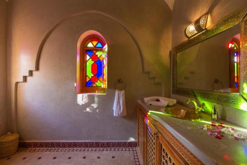 La salle de bains est pourvue d'un lavabo et d'un vitrail. dans l'établissement Ksar Salha, à Marrakech