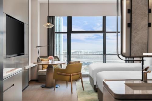 En eller flere senge i et værelse på Doubletree By Hilton Zhengzhou Airport Aerotropolis