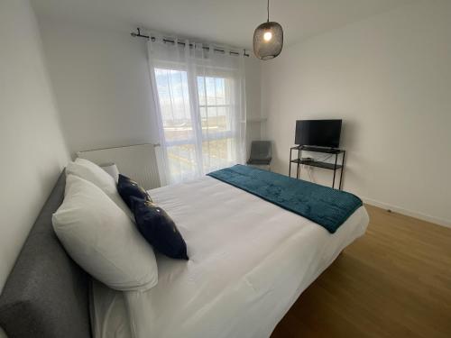 En eller flere senge i et værelse på BLUE By Dream Apartments