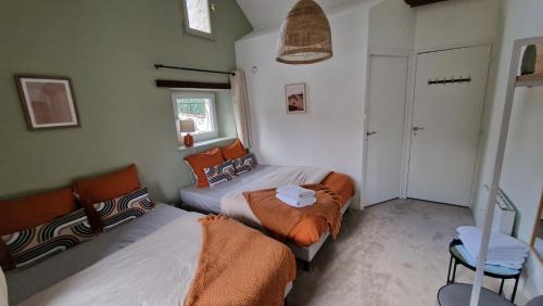 een kleine slaapkamer met 2 bedden en een stoel bij Domaine Dorimar in Saint-Just-en Brie