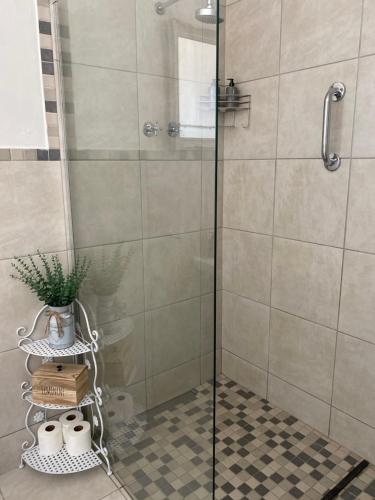 Ένα μπάνιο στο Through the Window