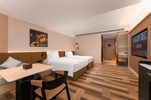 Giường trong phòng chung tại Meihou Lizhi Hotel Qingdao May Fourth Square MixC Branch