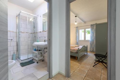 een badkamer met een douche en een wastafel bij Su Marconi Home- Alghero in Alghero