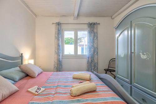 een slaapkamer met een bed met twee kussens erop bij Su Marconi Home- Alghero in Alghero