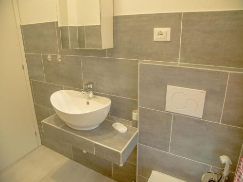 Et badeværelse på Comfy accommodation with balcony