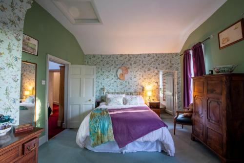 Postel nebo postele na pokoji v ubytování Characterful 5 Bedroom Country Retreat