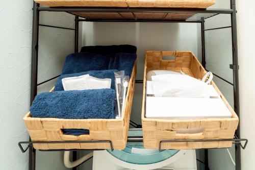 zwei Korbkörbe auf einem Regal in der Unterkunft Otsuki in Oishi