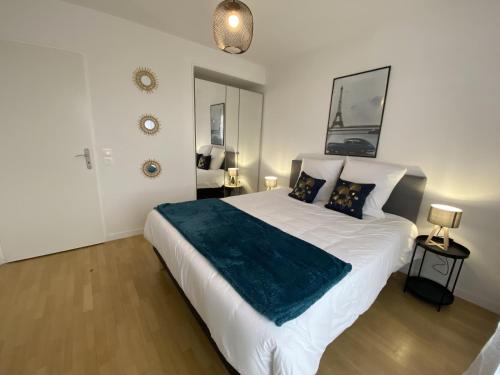 En eller flere senge i et værelse på BLUE By Dream Apartments