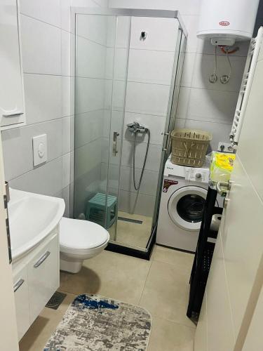 een badkamer met douche en wasmachine bij Prizren Corner in Prizren