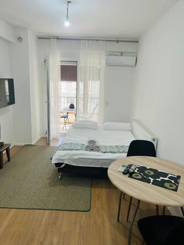 een slaapkamer met een bed en een tafel bij Prizren Corner in Prizren