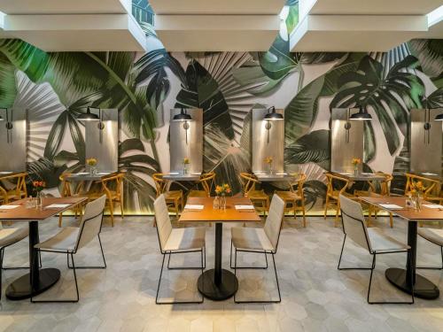 Um restaurante ou outro lugar para comer em Grand Mercure SP Itaim Bibi