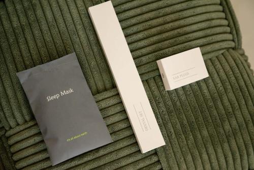 Luxury Kingbed Studio - Estia Premium Apartments في سلانيك: كاتبين جالسين فوق سرير