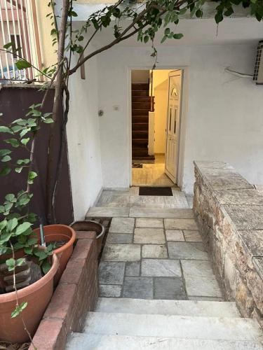 Athenian Maisonette near Metro & shops