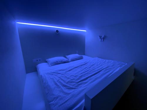 En eller flere senge i et værelse på Kyiv Scandi Apartment