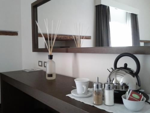 een aanrecht met een wastafel en een spiegel bij Maré Resort in Trani