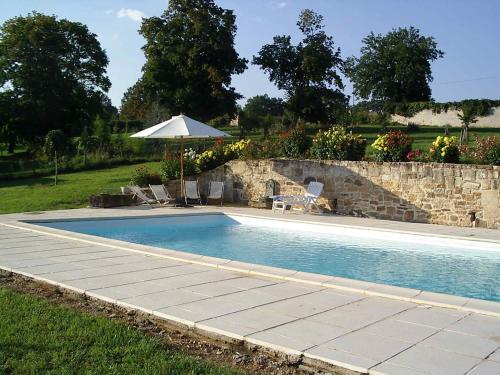 Piscine de l'établissement Château de la Chabroulie ou située à proximité