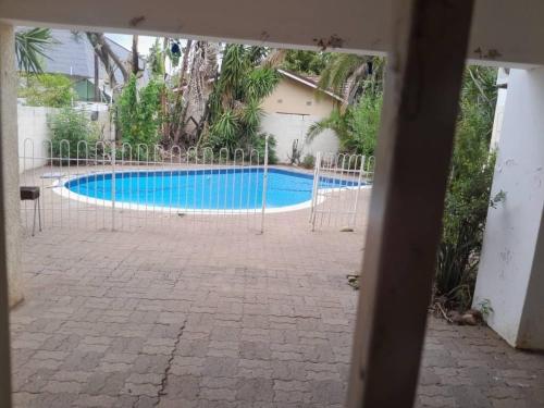 ein Schwimmbad mit einem Zaun um ihn herum in der Unterkunft Bnb, Gaborone Botswana in Gaborone