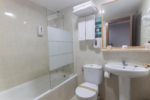 Ένα μπάνιο στο Hotel Los Templarios