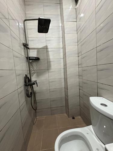 un bagno con doccia e WC di Bmb house a Abidjan