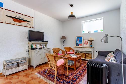 ein Wohnzimmer mit Sofa und Tisch in der Unterkunft Villa 3 chambres dans le centre du Cap Ferret in Lège-Cap-Ferret