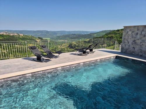 Hồ bơi trong/gần Domus in Monte