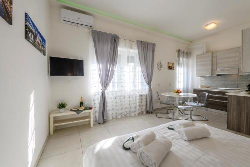 Tagiura, 25 - For work and leisure