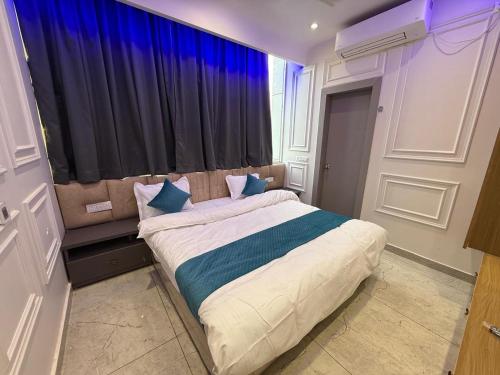 Ένα ή περισσότερα κρεβάτια σε δωμάτιο στο Hotel Mariott Inn