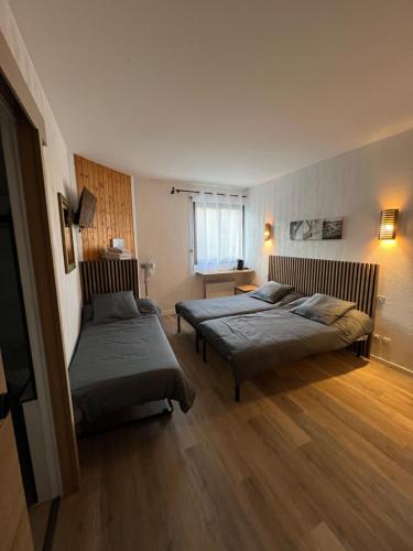 un dormitorio con dos camas en una habitación en Complexe les 4 saisons, en Oust