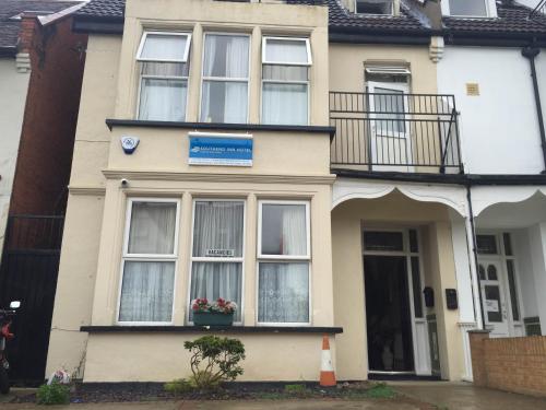 a house with a sign on the front of it at Southend Inn Hotel - Close to Beach, Train Station & Southend Airport in Southend-on-Sea