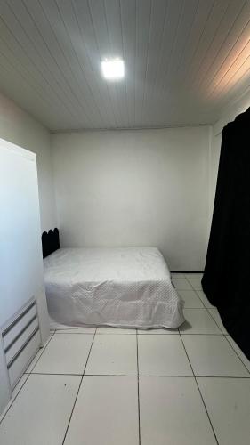 VERÃO ROOTs في ايليوس: غرفة نوم بها سرير في غرفة بيضاء