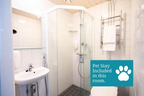 萨翁林纳Hotelli Savonlinna的带淋浴、水槽和马桶的浴室