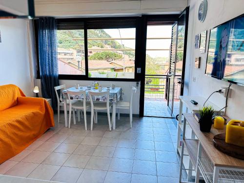 een eetkamer met een tafel en stoelen in een kamer bij Alberto in Campese