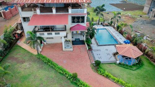 Piscina de la sau aproape de BLACK FOREST Villa mahabaleshwar