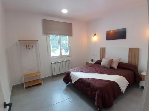 una camera da letto con un letto grande e una finestra di Alojamiento Rural El Lentisco 