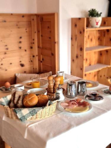 een tafel met borden eten op een tafel bij Lienharterhof in Monguelfo