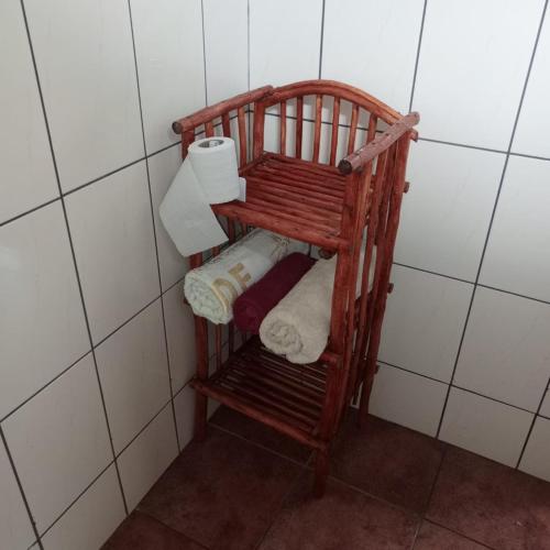een houten handdoekrek in een badkamer met toiletpapier bij 1Bedroom Villas- Serena, Mombasa in Mombasa