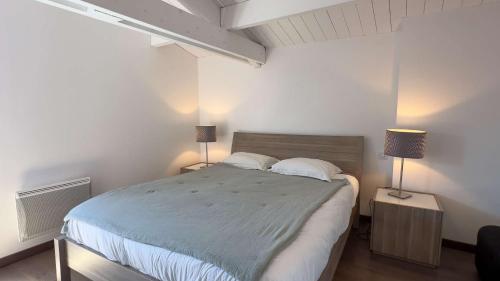 En eller flere senge i et værelse på Agréable villa au calme dans centre village