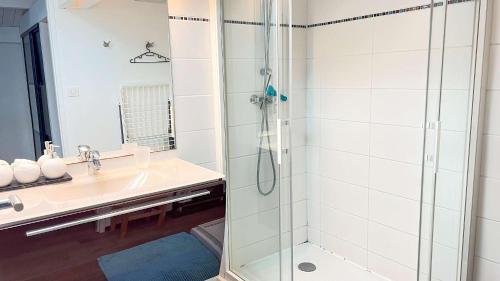 Et badeværelse på Agréable villa au calme dans centre village