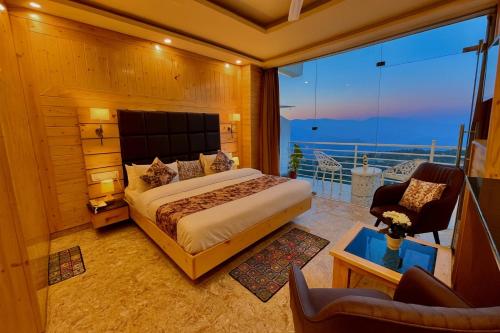 Giường trong phòng chung tại Hotel Lily Woods, Near JW Marriott Mussoorie - A Beautiful Lavish & Luxury Hotel with Mountain View Managed By Lily