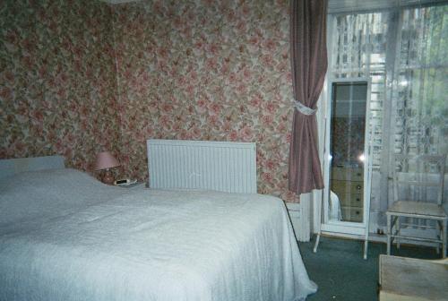リトルハンプトンにあるStafford Houseのベッドルーム(ベッド1台、窓付)