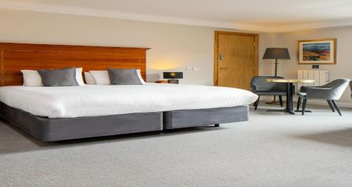 Postel nebo postele na pokoji v ubytování Glasgow Argyle Hotel, BW Signature Collection