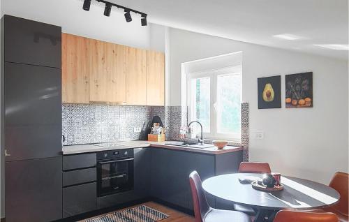 Nhà bếp/bếp nhỏ tại 2 Bedroom Nice Apartment In Rab