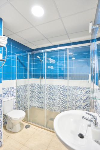 a bathroom with a shower and a toilet and a sink at Apartamentos Venta Lanuza, El Campello in El Campello