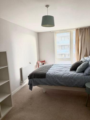 En eller flere senge i et værelse på Spacious Flat Between Stockwell & Brixton