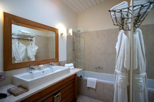 Campagne les Jumeaux في سانت تروبيز: حمام مع حوض ومرآة وحوض استحمام